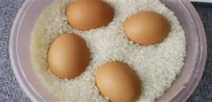 Đặt trứng trong gạo bảo quản lâu hơn bỏ vào tủ lạnh
